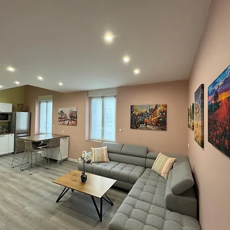 Marche De Noel - 70M2 Climatise - Parking Prive - Terrasse - 2 Chambres - Reims Arena